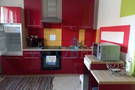 Krk, grad, stan 84m2 sa okućnicom, pogled na more, prodaja, Krk, Appartement