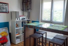 Krk, grad, stan 84m2 sa okućnicom, pogled na more, prodaja, Krk, Appartement