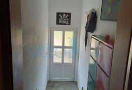 Krk, grad, stan 84m2 sa okućnicom, pogled na more, prodaja, Krk, Appartement