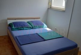 Krk, grad, stan 84m2 sa okućnicom, pogled na more, prodaja, Krk, Appartement