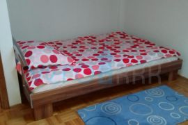 Krk grad, trosobni stan 75m2 sa dvorištem, prodaja, Krk, Wohnung