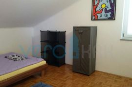 Krk grad, trosobni stan 75m2 sa dvorištem, prodaja, Krk, Wohnung