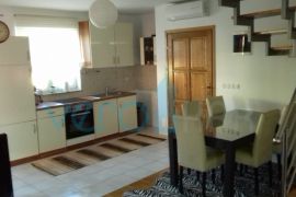 Krk grad, trosobni stan 75m2 sa dvorištem, prodaja, Krk, Wohnung