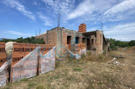 Krk, Okolica, Samostojeća kuća roh-bau na velikoj parceli s otvorenim pogledom, prodaja, Krk, Ev