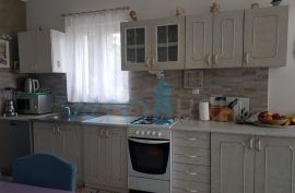 Malinska, okolica, stan 50 m2 sa pogledom,okućnicom na 80m do plaže, prodaja, Malinska-Dubašnica, Appartment