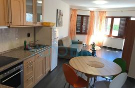 Grad Krk, Otok Krk, okolica, dva stana 71 m2 u prizemlju obiteljske kuće, prodaja, Krk, Apartamento