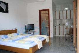 Grad Krk, Otok Krk, okolica, dva stana 71 m2 u prizemlju obiteljske kuće, prodaja, Krk, Apartamento