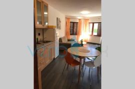 Grad Krk, Otok Krk, okolica, dva stana 71 m2 u prizemlju obiteljske kuće, prodaja, Krk, Apartamento