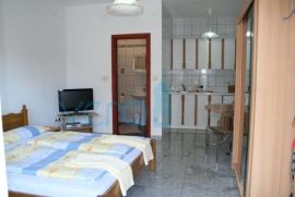 Grad Krk, Otok Krk, okolica, dva stana 71 m2 u prizemlju obiteljske kuće, prodaja, Krk, Apartamento