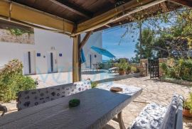 Otok Krk, Stara Baška, samostojeća kuća, 4 apartmana, otvoreni pogled na more, prodaja, Punat, House