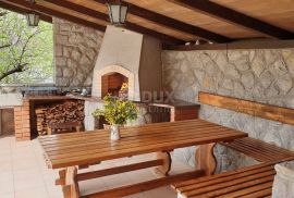 OPATIJA, OKOLICA- Obiteljska kuća s dva stana na parceli od 1800 m2, Kastav, Maison