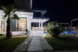 Istra, Svetvinčenat, moderna vila NKP 160 m2  s bazenom okružena zelenilom u mirnom naselju, Svetvinčenat, Casa