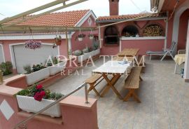 APARTMANSKA VILA S BAZENOM I POGLEDOM NA MORE, ZADAR, Zadar, Casa