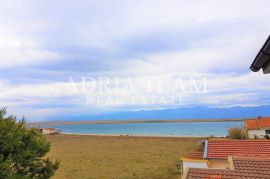 APARTMANSKA KUĆA S 4 APARTMANA, 80 M OD MORA, VIR, Vir, Σπίτι