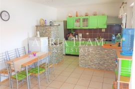 APARTMANSKA KUĆA S 4 APARTMANA, 80 M OD MORA, VIR, Vir, Σπίτι