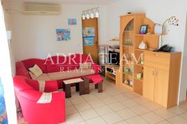 APARTMANSKA KUĆA S 4 APARTMANA, 80 M OD MORA, VIR, Vir, Σπίτι