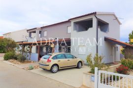 APARTMANSKA KUĆA S 4 APARTMANA, 80 M OD MORA, VIR, Vir, Σπίτι