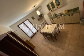 APARTMANSKA KUĆA S 6 APARTMANA, 70 M OD MORA, PAG - POVLJANA, Povljana, Casa