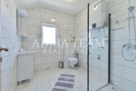 APARTMANSKA KUĆA S BAZENOM, 600 M OD MORA, GORNJI KARIN - OBROVAC, Obrovac, Casa