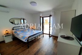 KAMENA KUĆA S BAZENOM, 800 M OD MORA, PRIVLAKA - ZADAR, Privlaka, Haus