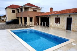 KAMENA KUĆA S BAZENOM, 800 M OD MORA, PRIVLAKA - ZADAR, Privlaka, Haus