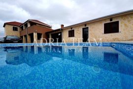 KAMENA KUĆA S BAZENOM, 800 M OD MORA, PRIVLAKA - ZADAR, Privlaka, Haus