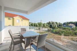 APARTMANSKA KUĆA S POGLEDOM NA MORE, 250 M OD MORA, BIBINJE - ZADAR, Bibinje, Σπίτι