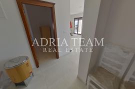 VRHUNSKI APARTMAN U PRIZEMLJU S BAZENOM, PRVI RED DO MORA!!! POVLJANA - PAG, Povljana, Appartement