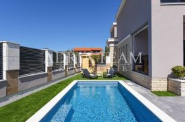 VILA S BAZENOM, 100 M OD MORA, IZVRSNA POZICIJA, PRIVLAKA - ZADAR, Privlaka, Дом