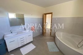 VILA S BAZENOM, 200 M OD MORA! PRIVLAKA - ZADAR, Privlaka, Haus