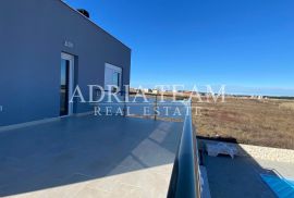 VILA S BAZENOM, 200 M OD MORA! PRIVLAKA - ZADAR, Privlaka, Haus