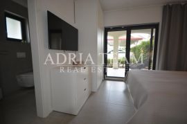 DVOJNA KUĆA S 2 APARTMANA, BLIZINA CENTRA - MALINSKA, KRK, Malinska-Dubašnica, بيت