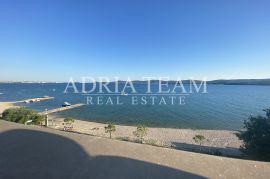 APARTMAN, PRVI RED DO MORA, NA PREKRASNOJ PLAŽI S VELIKOM TERASOM - TURANJ, Sveti Filip I Jakov, Daire