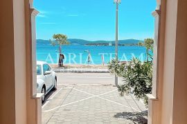 APARTMAN, PRVI RED DO MORA, NA PREKRASNOJ PLAŽI S VELIKOM TERASOM - TURANJ, Sveti Filip I Jakov, Daire