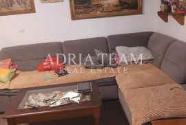 TROETAŽNI APARTMAN U STAMBENOJ ZGRADI - VRSI, Nin, Stan