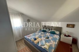 TROETAŽNI APARTMAN U STAMBENOJ ZGRADI - VRSI, Nin, Stan