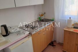 TROETAŽNI APARTMAN U STAMBENOJ ZGRADI - VRSI, Nin, Stan