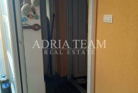 TROETAŽNI APARTMAN U STAMBENOJ ZGRADI - VRSI, Nin, Stan