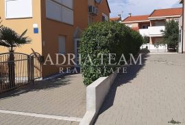 TROETAŽNI APARTMAN U STAMBENOJ ZGRADI - VRSI, Nin, Stan