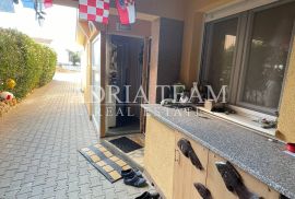 TROETAŽNI APARTMAN U STAMBENOJ ZGRADI - VRSI, Nin, Stan