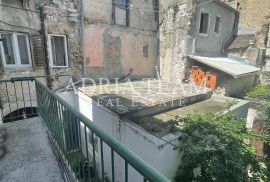 AKCIJA!!! KUĆA U NIZU - 143 m2, IDEALNA PRILIKA ZA HOSTEL ILI SOBE ZA NAJAM! POLUOTOK - ZADAR, Zadar, Σπίτι