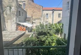 AKCIJA!!! KUĆA U NIZU - 143 m2, IDEALNA PRILIKA ZA HOSTEL ILI SOBE ZA NAJAM! POLUOTOK - ZADAR, Zadar, Σπίτι