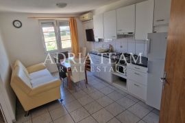 KUĆA S 5 APARTMANA, 200 m OD MORA - PRIVLAKA, Privlaka, Casa