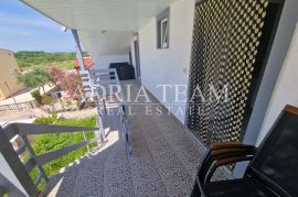 KUĆA S 5 APARTMANA, 200 m OD MORA - PRIVLAKA, Privlaka, Casa