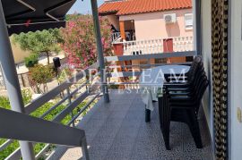 KUĆA S 5 APARTMANA, 200 m OD MORA - PRIVLAKA, Privlaka, Casa