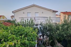 OBITELJSKA VILA AMERIČKOG STILA - VODICE, Vodice, House