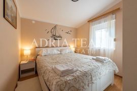 APARTMANSKA KUĆA S GARAŽOM I UREĐENIM DVORIŠTEM, DRUGI RED OD MORA, VIR - ZADAR, Vir, House