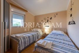 APARTMANSKA KUĆA S GARAŽOM I UREĐENIM DVORIŠTEM, DRUGI RED OD MORA, VIR - ZADAR, Vir, House