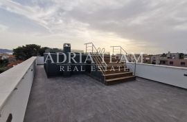 ČETVEROSOBAN STAN S KROVNOM TERASOM I BAZENOM, NOVOGRADNJA - BELAFUŽA, ZADAR, Zadar, Apartamento