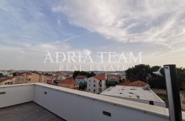 ČETVEROSOBAN STAN S KROVNOM TERASOM I BAZENOM, NOVOGRADNJA - BELAFUŽA, ZADAR, Zadar, Apartamento